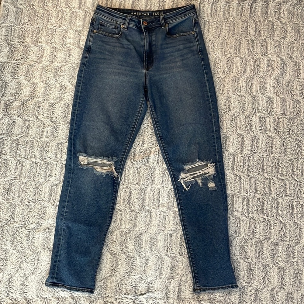 American Eagle High Rise Stretch Mom Jeans Ripped Knee - Women’s 6 Long